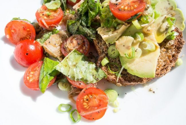 Veganes Frühstück für Zwei ist leicht zubereitet und ausgesprochen schmackhaft. Frische Zutaten sind wichtig.