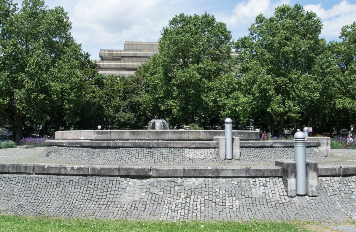 Ein sehr ernstes Wasserspiel vor dem Badischen Staatstheater zu Karlsruhe