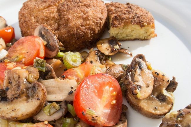 Hirsebratlinge mit Champignons und Tomaten