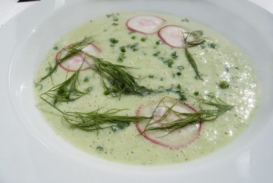 Ein Kaltes Zucchini-Gurkensüppchen ist ideal für heiße Sommertage. Besonders würzig wird es durch fein gehackte Sardellenfilets.