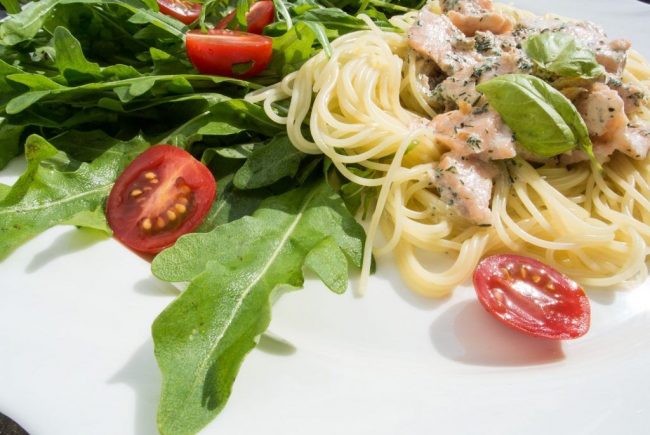 Pasta mit Lachssoße an Rucola