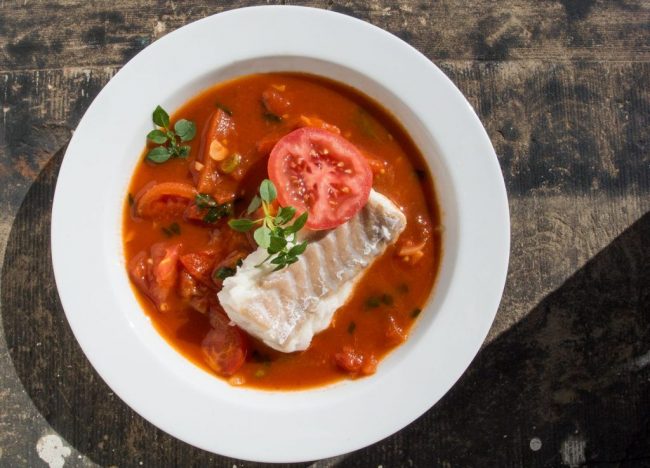 Tomatensuppe mit pochiertem Fisch schmeckt nicht nur, sondern ist auch gesund. Die Tomate hat viele Vitamiene und wirkt entzündungshemmend.