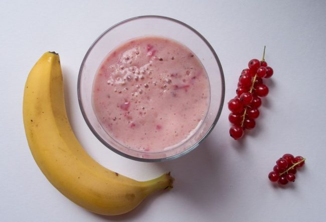 Johannisbeer Bananen Buttermilch Shake ist allein schon wegen der Buttermilch gesund. Diese gilt als probiotisch und ist gut für den Darm.