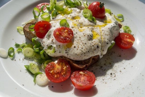 Quark auf Röstbrot mit Leinöl ist das gesündeste Frühstück überhaupt. Macht fröhlich und gibt Kraft.