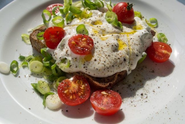 Quark auf Röstbrot mit Leinöl ist das gesündeste Frühstück überhaupt. Macht fröhlich und gibt Kraft.