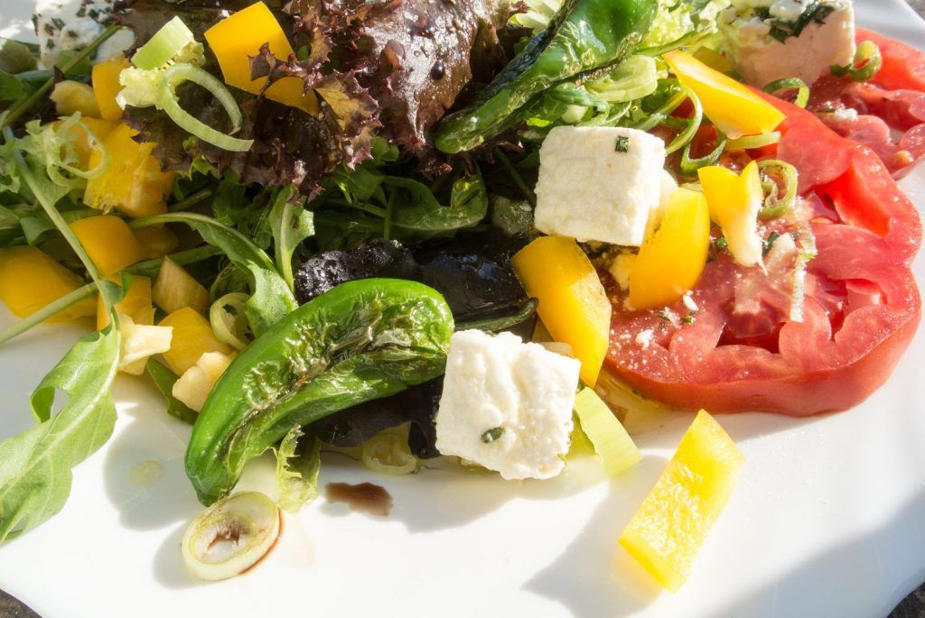 Salat mit eingelegtem Schafskäse