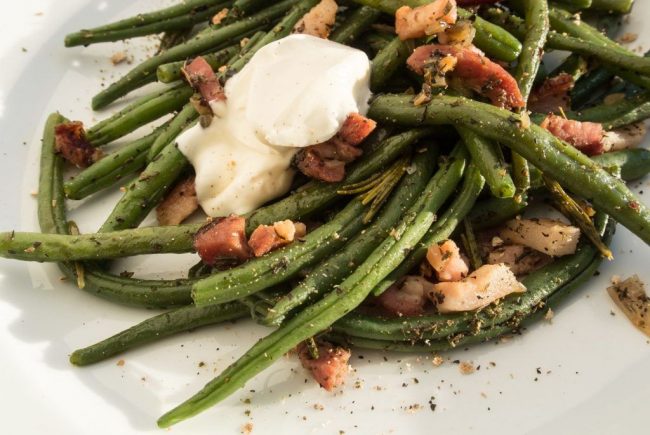 Grüne Bohnen mit Speck ist deftig aber auch sehr gesund, da die Bohnen viele wertvolle Inhaltsstoffe haben.