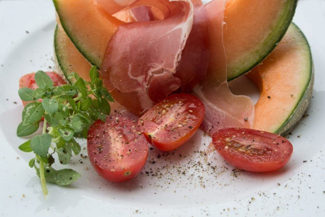 Melone mit Serrano-Schinken ist eine feine Vorspeise in der Sommerzeit. Frisch und mediterran.