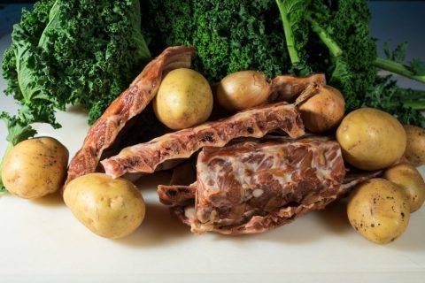 Grünkohl mit Rippchen mit frischen Zutaten ist gesund.