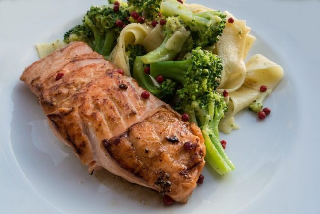 Lachssteak mit Brokkolipasta ist nicht nur sehr schmackhaft, sondern auch gesund. Selbst Kinder mögen dieses Gericht so zubereitet.