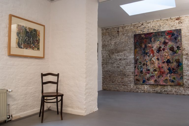 Farbschichten gewinnen Oberhand. Galerie Koppelmann Blick zur Stirnwand.