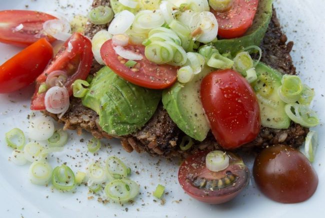 Veganes Avocado Frühstück mit Leinöl besser als Steak hat jedoch auch viele Kalorien. Wenn Sie die Kohlenhydrate weglassen ist alles gut.