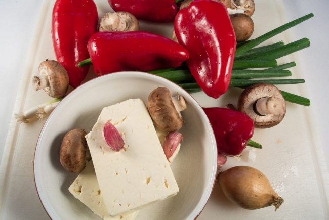 Paprika Schafskäse Auflauf mit Reisrand Zutaten ist gut bekömmlich und gesund. Denn die Paprika enthält viel Vitamin und Mineralstoffe.
