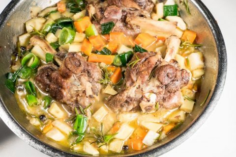 Lammhaxe in Gemüse ist ein Bauerngericht und sehr einfach zuzubereiten. Alles zusammen in einem Topf garen.