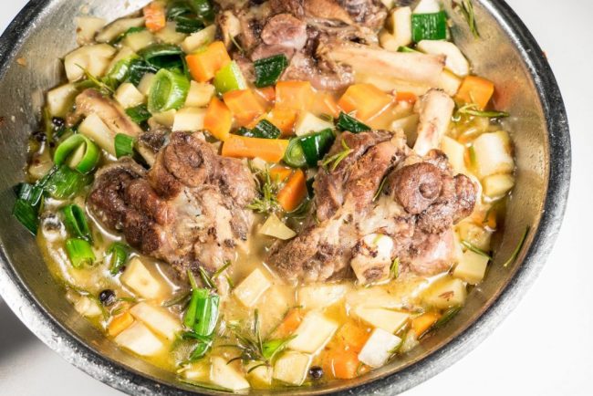 Lammhaxe in Gemüse ist ein Bauerngericht und sehr einfach zuzubereiten. Alles zusammen in einem Topf garen.