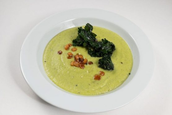 Rosenkohlcremesuppe mit Gänseschmalz ein Winteressen Rosenkohl-Creme-Suppe mit Gänseschmalz ist ein währmendes Winteressen und aromatisch zugleich.