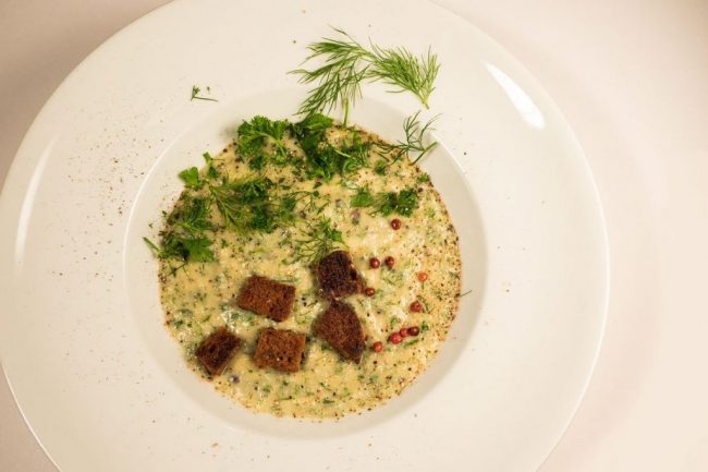 Schwarzwurzelcremesuppe mit Kräutern und Croûtons