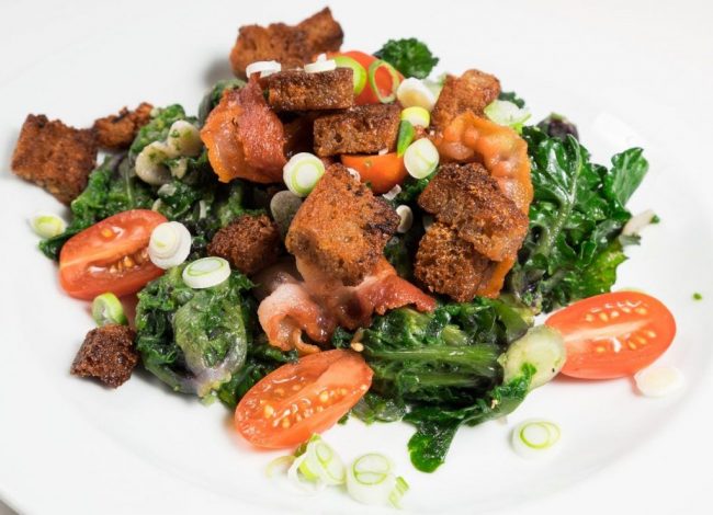 Warmer Kalettes Salat mit Röstbrotist sehr aromatisch. Ein feines und leichtes Abendbrot.