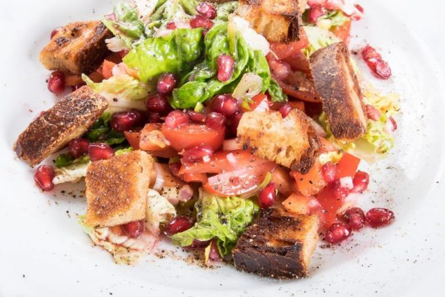Brotsalat mit Granatapfel und Cubeben Pfeffer