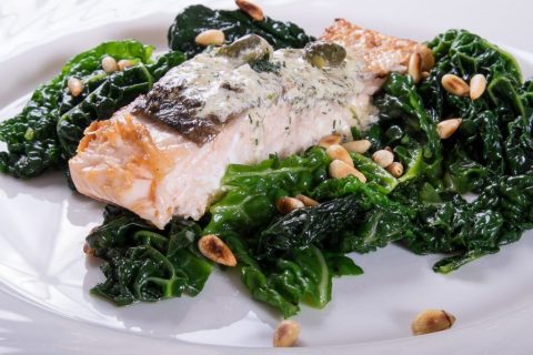 Lachssteak auf Wirsing mit Sardellen - Kapernsoße ist ein leichtes Essen. Beim Lachs sollte man auf die Zubereitungszeit achten.