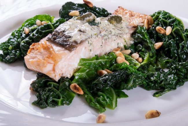 Lachssteak auf Wirsing mit Sardellen - Kapernsoße ist ein leichtes Essen. Beim Lachs sollte man auf die Zubereitungszeit achten.