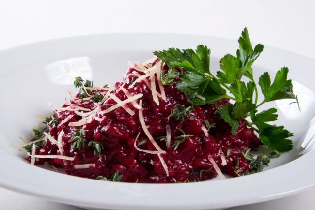 Risotto mit Rote Bete Saft und Salami sieht nicht nur sehr gut aus, sondern ist auch gesund und besonders aromatisch.