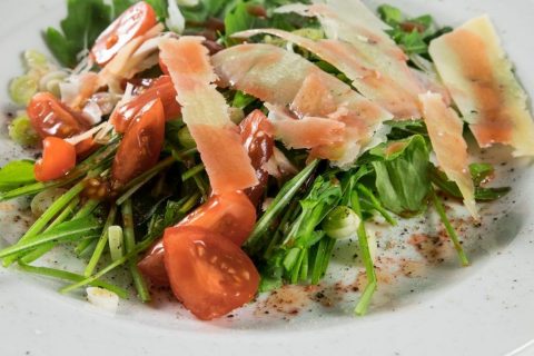 Rucola Salat mit gehobeltem Parmesan ist gesund, da ddieser Salat viel Senföle enthält die gegen Entzündungen helfen.