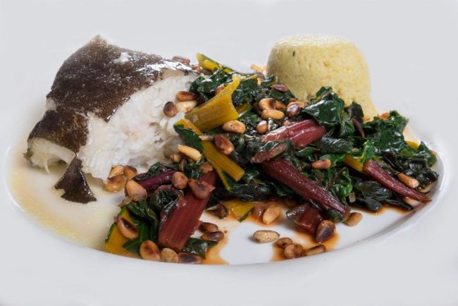 Schwarzer Heilbutt auf Mangold mit Hirse ist ein besonderes Gericht. Hailbutt zerfällt schnell beim dünsten. Nicht zu lang in der Hitze lassen.