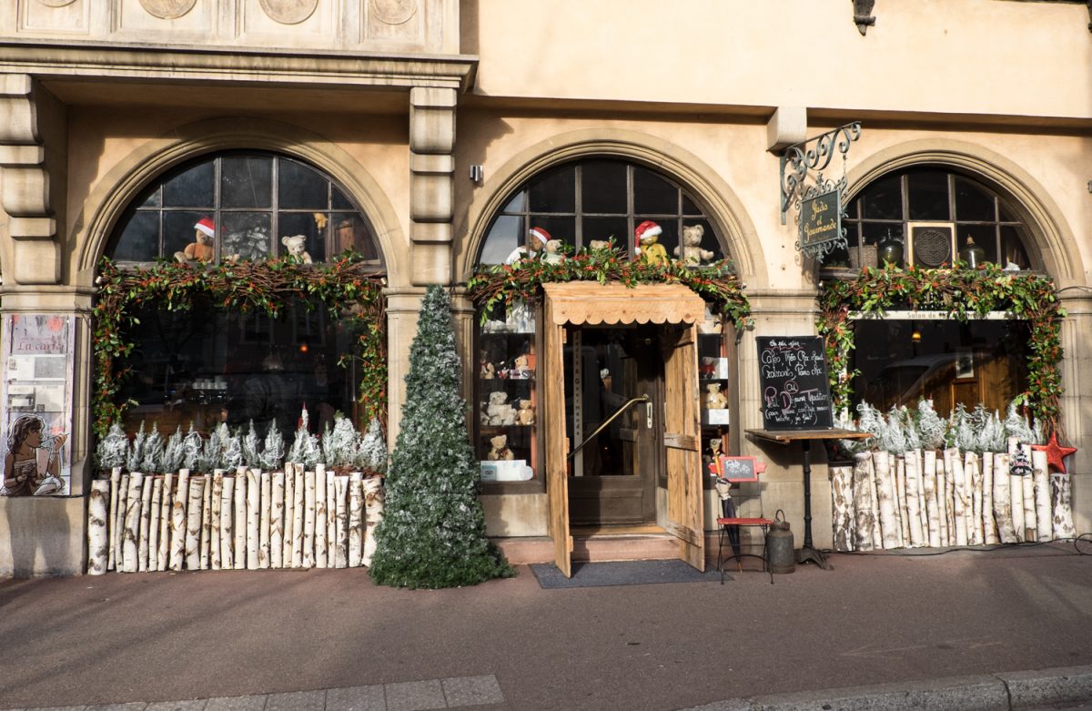 Weihnachtlich geschmücktes Geschäft in Colmar