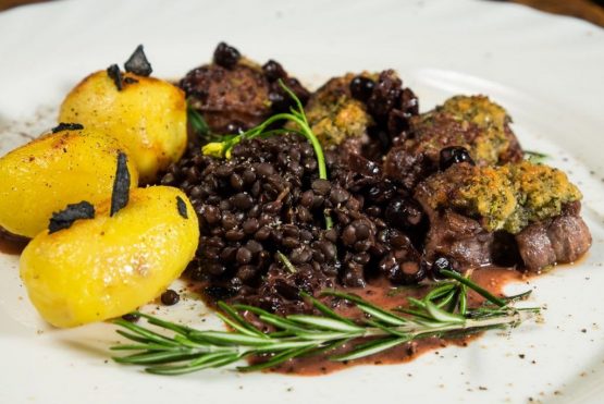 Die Wildschweinmedaillons mit einer Rosmarinkruste sind ein edles essen und sehr aromatisch.