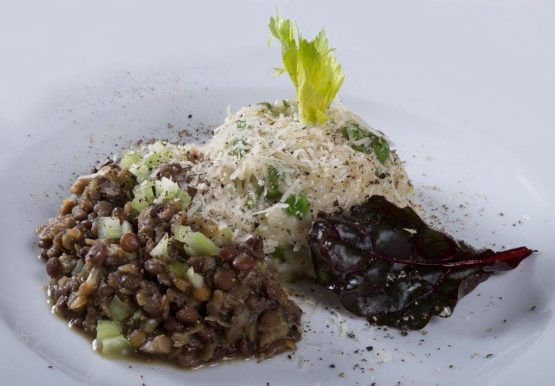 Erbsenrisotto an roten Linsen