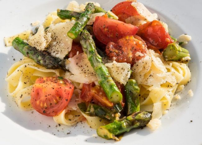 Grüner Spargel mit Calvados gelöscht ist ein besonderes Spargelrezept. Der Calvador ergänzt den kurz gebratenen Spargel sehr gut.