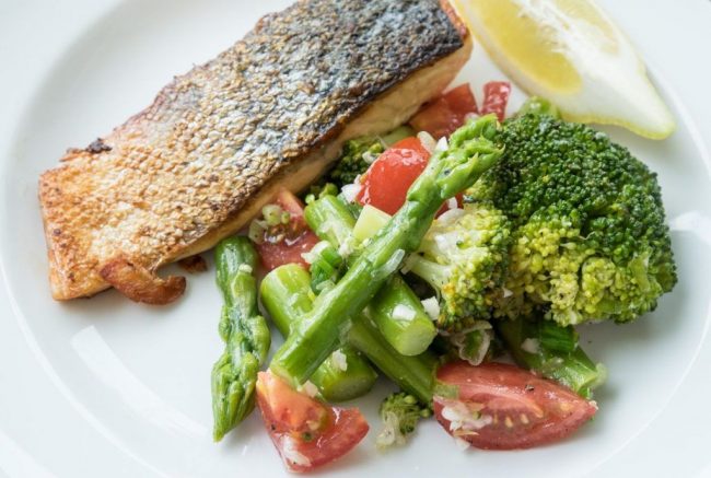 Kalter Gemüsesalat mit Lachs Kalter Gemüsesalat mit Lachs