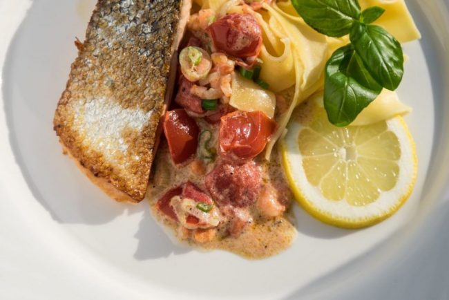 Lachssteak mit Krabbensoße an Nudel ist ein frisches Gericht und leicht dazu.