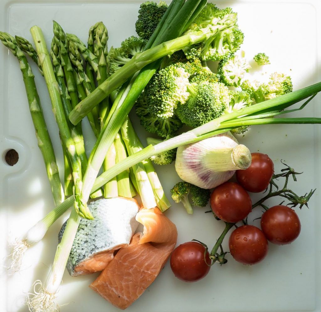 Kalter Gemüsesalat mit Lachs - Sommerrezept | Rezept Volksküche