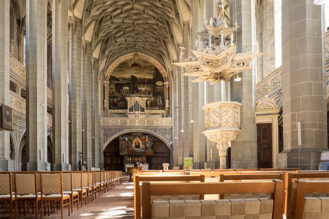 Marktkirche Halle innen mit Blick auf den Altar
