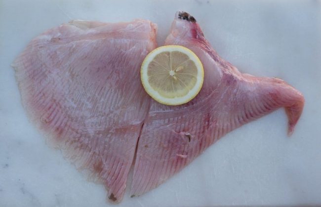 Wie schmecken eigentlich Rochenflügel war meine Frage, als ich diesen zum ersten Mal zubereitete. Antwort. ziemlich neutral.