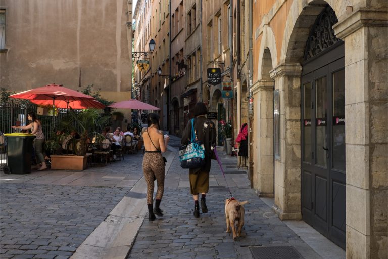 Junge Frauen in den Gassen von Lyon