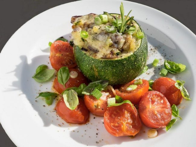 Mit Aubergine gefüllte Zucchini ist eine vegetarische Variante von gefülltem Gemüse.