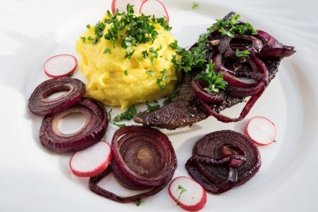 Schweineleber Berliner Art ohne Apfelscheiben ist ein traditionelles Essen, aber auch gesund. Denn die Schweineleber hat viele, wertvolle Inhaltsstoffe.