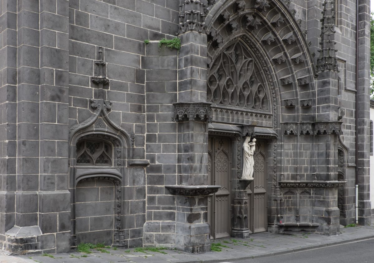 Eglise Notre-Dame-du-Marthuret Riom Portal mit Madonna mit dem Vogel