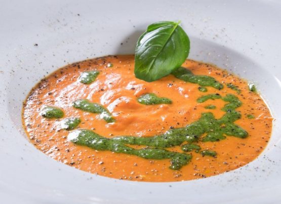 Karottensuppe mit Petersilienpesto Karottensuppe mit Petersilienpesto