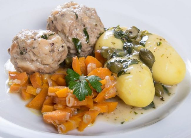 Kochklops mit Kapern - Petersiliensoße