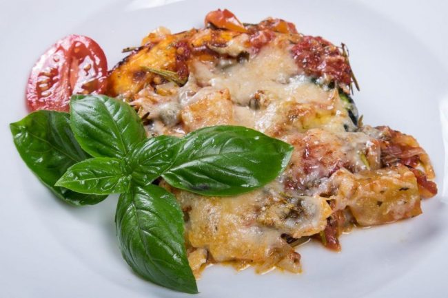Das Kürbisgratin mit Zucchini und Aubergine ist nicht nur schmackhaft, sondern auch vegetarisch.