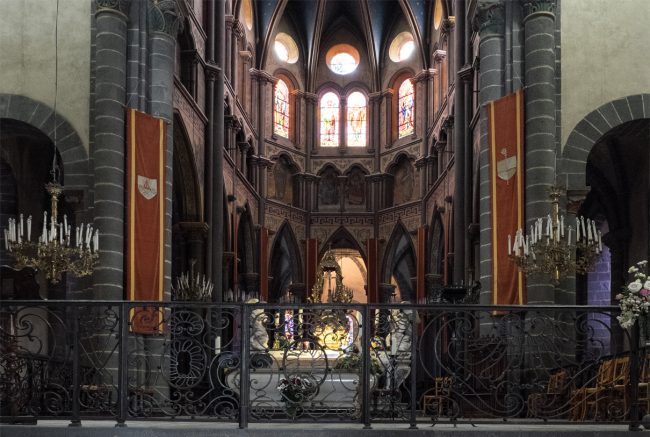 Riom Basilika Saint-Amable Altar Chor und das einfallende Licht durch die Kirchenfenster.