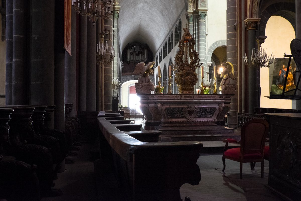 Riom Basilika Saint-Amable Altar vom Chor aus