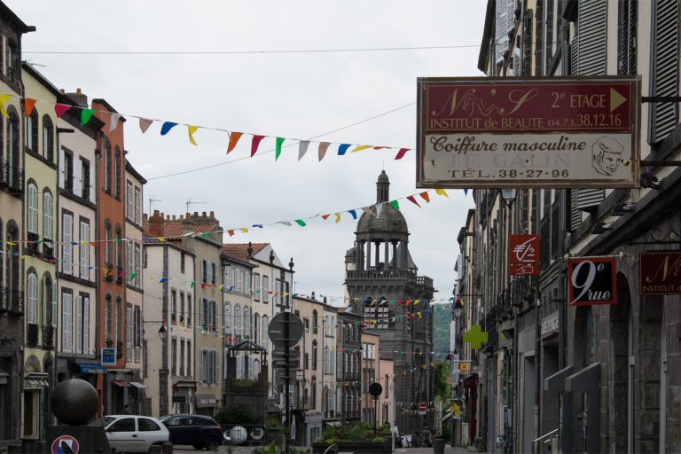 Riom Blick auf Eglise Notre-Dame-du-Marthuret dient zur Orientierung