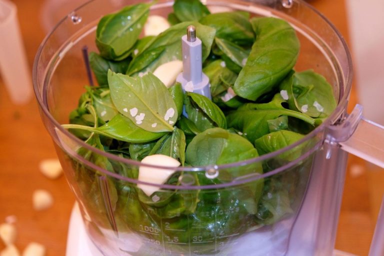 Klassisches Pesto aus Basilikum mit feinem Olivenöl Klassisches Pesto aus Basilikum mit feinem Olivenöl