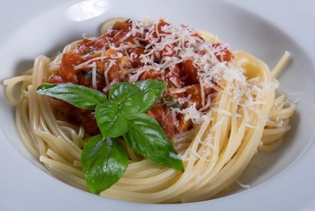 Einfaches Rezept für Nudeln mit Tomatensoße Bild