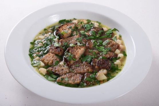 Bild Brotsuppe mit Meerrettich und Speck Bild Brotsuppe mit Meerrettich und Speck ist nicht nor preisgünstig sondern auch sehr schmackhaft. Es eignen sich sowohl Weiss- als auch Schwarzbrot als beilage.